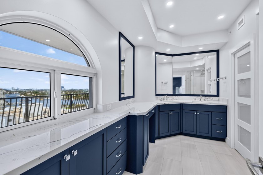 Ideally situated between the ocean and the Intracoastal, this - photo 18