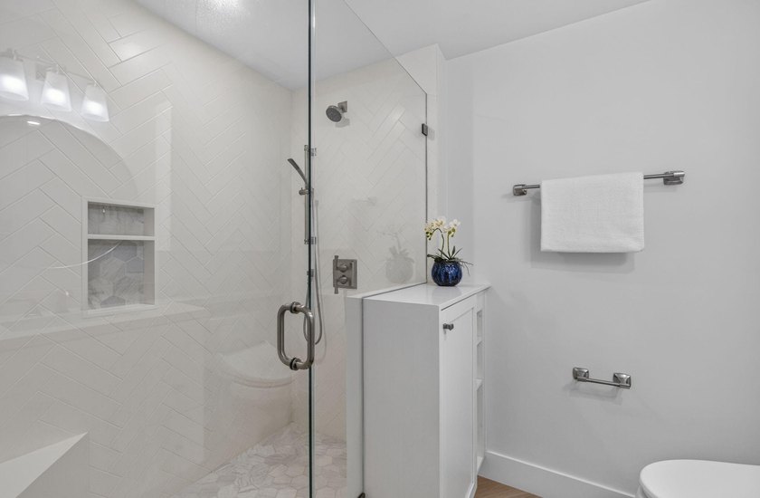 Ideally situated between the ocean and the Intracoastal, this - photo 23