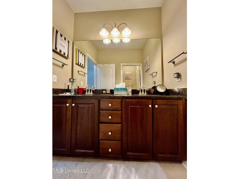 Immaculate 4 Bedroom Home in a Prime Location! Welcome to this - photo 27