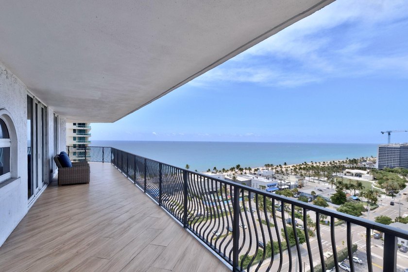 Ideally situated between the ocean and the Intracoastal, this - photo 32