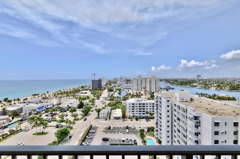 Ideally situated between the ocean and the Intracoastal, this - photo 34