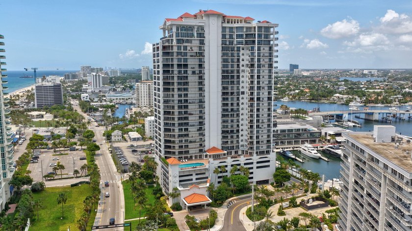 Ideally situated between the ocean and the Intracoastal, this - photo 40