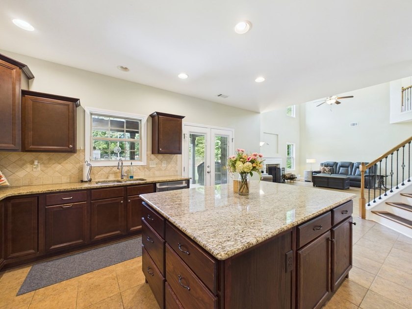 Beautiful Traditional Craftsman-style home in sought-after - photo 11
