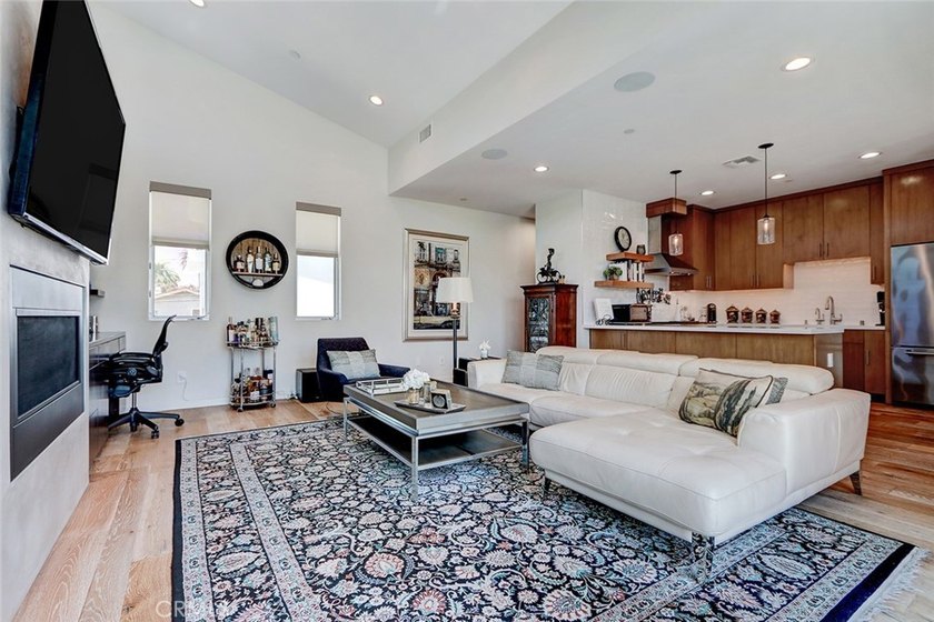 Front unit townhouse. Tons of natural light throughout the house - photo 18