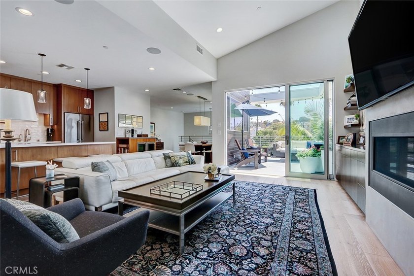 Front unit townhouse. Tons of natural light throughout the house - photo 19