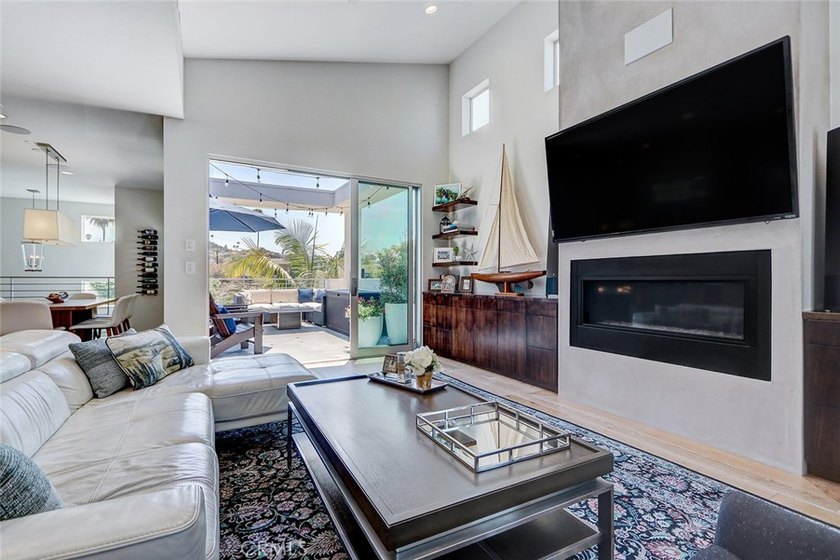 Front unit townhouse. Tons of natural light throughout the house - photo 20