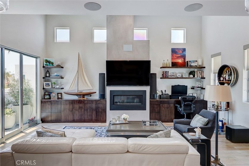 Front unit townhouse. Tons of natural light throughout the house - photo 21