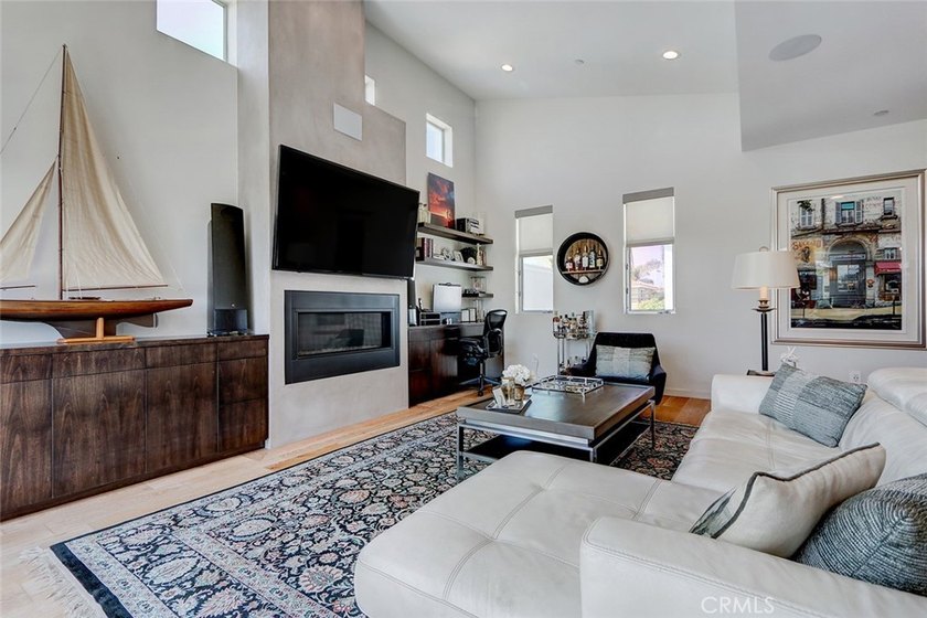 Front unit townhouse. Tons of natural light throughout the house - photo 22