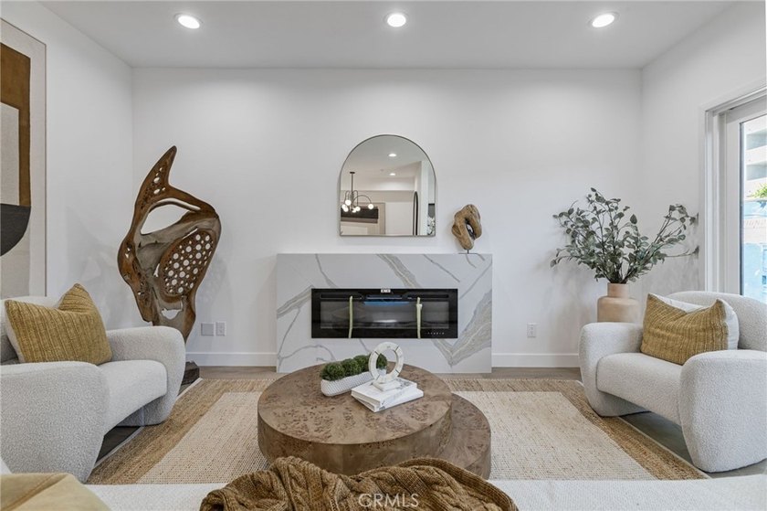 NEW CONSTRUCTION 3 bed, 2.5 bath, three-story townhome with sky - photo 5