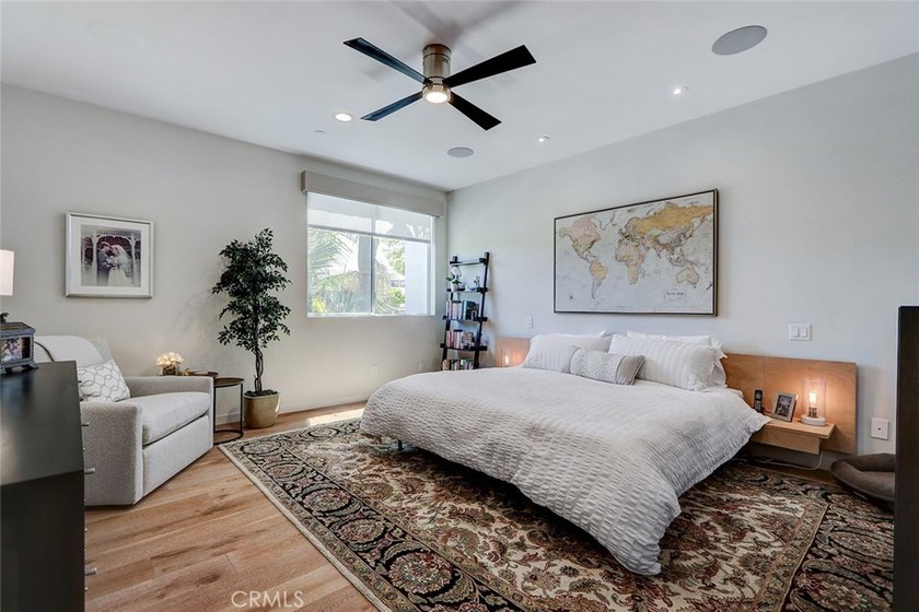Front unit townhouse. Tons of natural light throughout the house - photo 28
