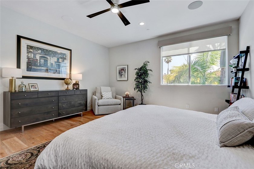Front unit townhouse. Tons of natural light throughout the house - photo 29