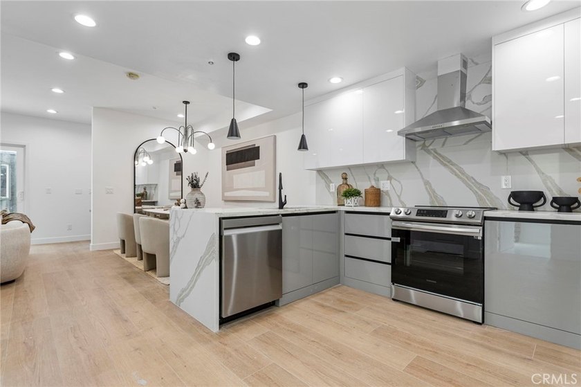 NEW CONSTRUCTION 3 bed, 2.5 bath, three-story townhome with sky - photo 10