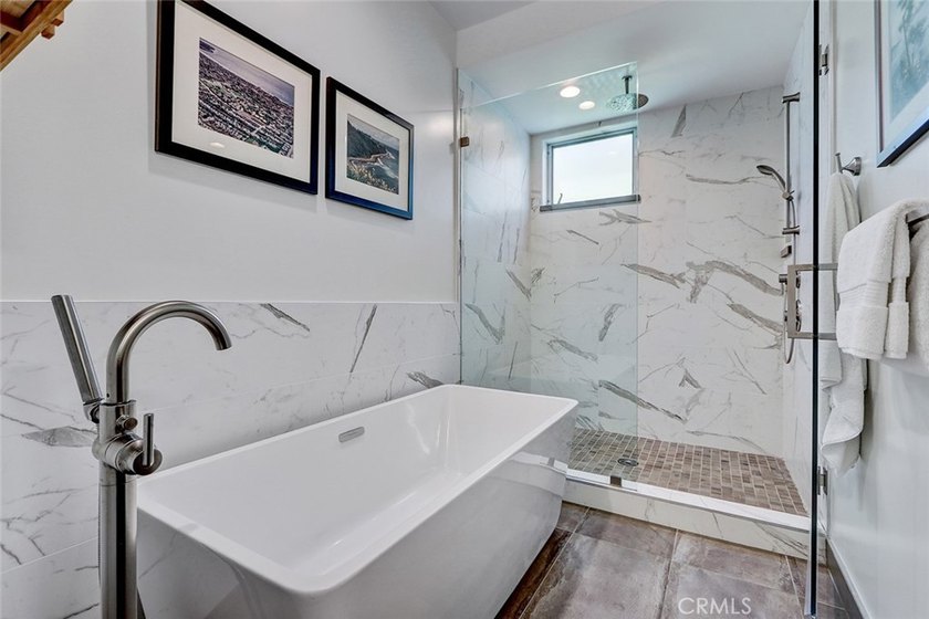 Front unit townhouse. Tons of natural light throughout the house - photo 31
