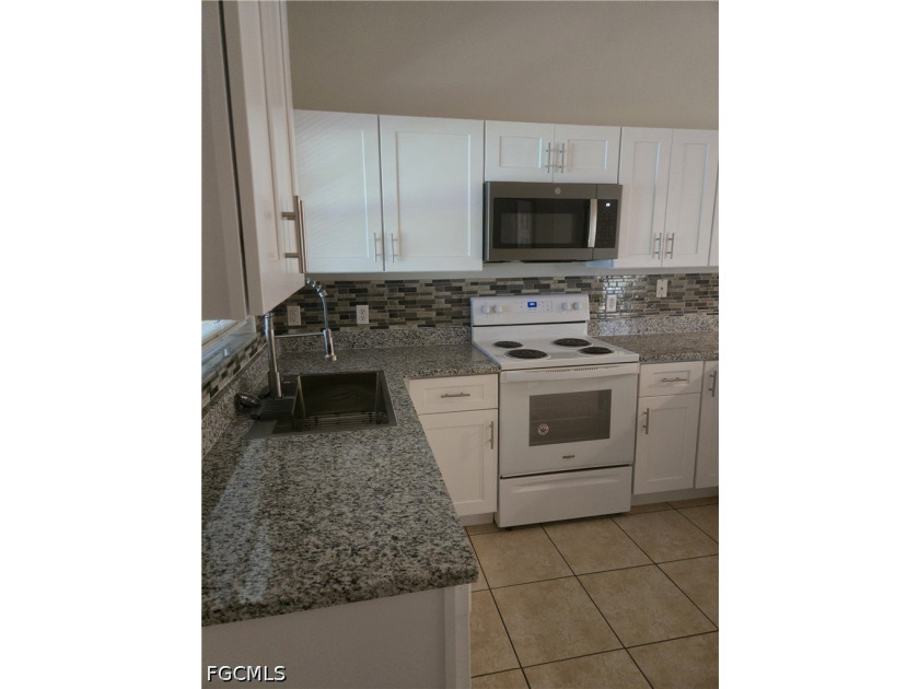 Beautifully maintained duplex on a corner lot, New Kitchen - photo 3