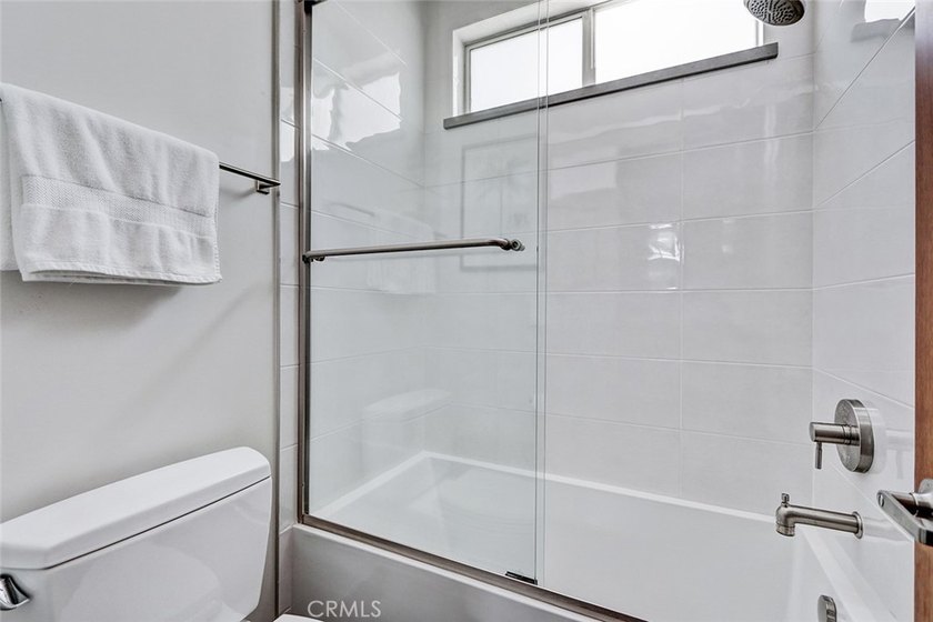 Front unit townhouse. Tons of natural light throughout the house - photo 34