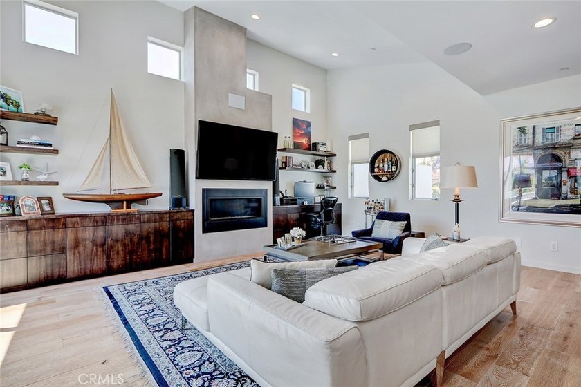Front unit townhouse. Tons of natural light throughout the house - photo 37