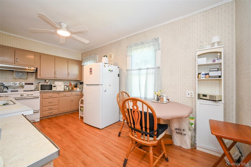 Charming 3 bedroom, 1.25-bath colonial style detached home on - photo 6