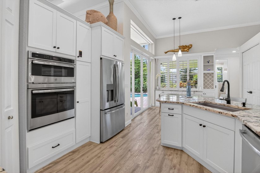 Discover this hidden gem in the highly desirable Oak Run - photo 13