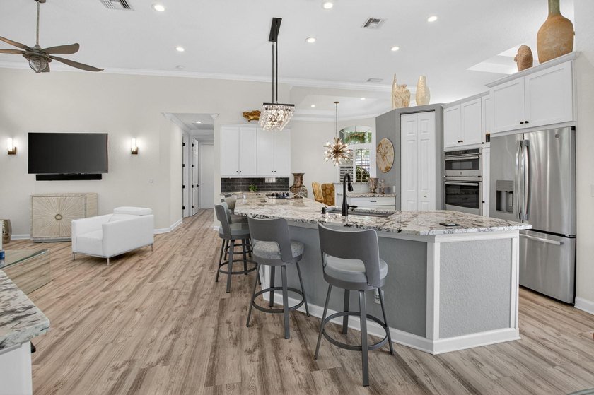 Discover this hidden gem in the highly desirable Oak Run - photo 18