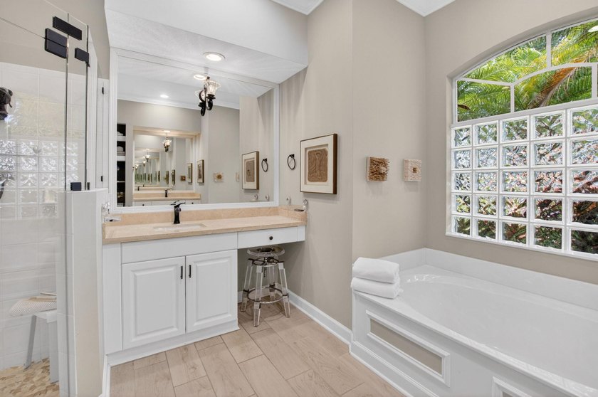 Discover this hidden gem in the highly desirable Oak Run - photo 31