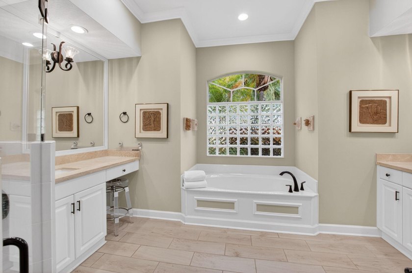 Discover this hidden gem in the highly desirable Oak Run - photo 32