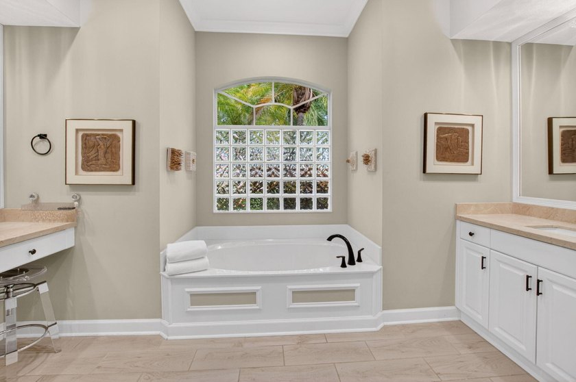 Discover this hidden gem in the highly desirable Oak Run - photo 33