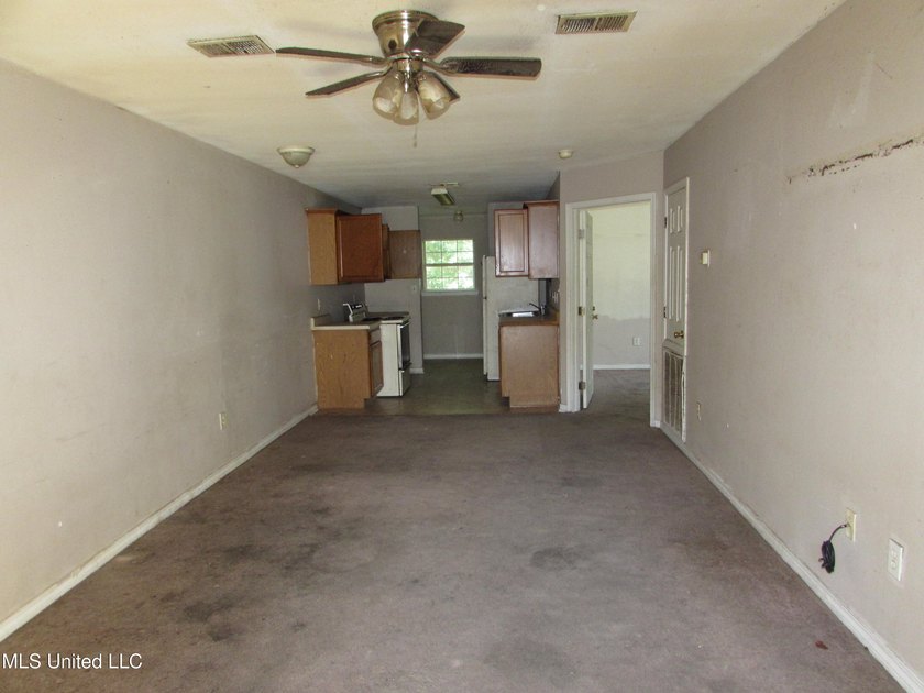 Great investment potential. 3/2 on each side. One side rented - photo 3