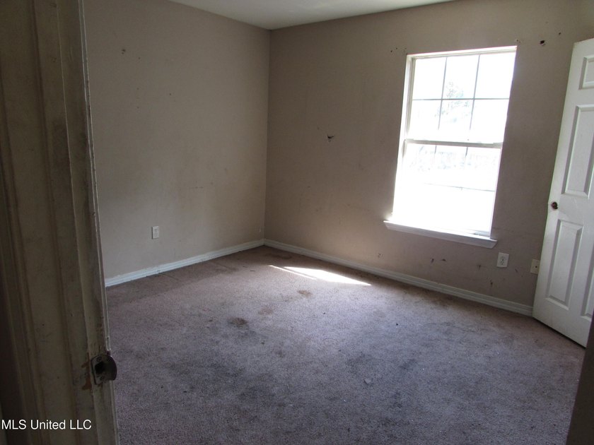 Great investment potential. 3/2 on each side. One side rented - photo 4