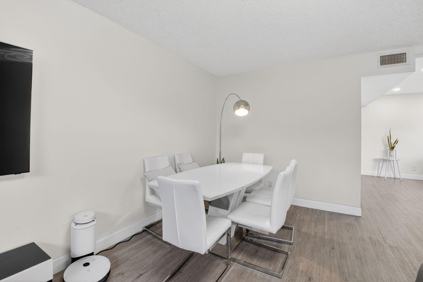 Beautiful and elegant 2-bedroom, 2.5-bath townhome in one of the - photo 5