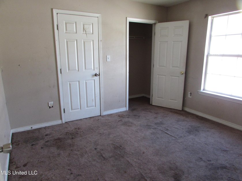 Great investment potential. 3/2 on each side. One side rented - photo 6