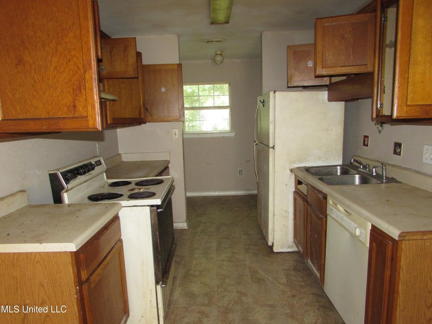 Great investment potential. 3/2 on each side. One side rented - photo 7