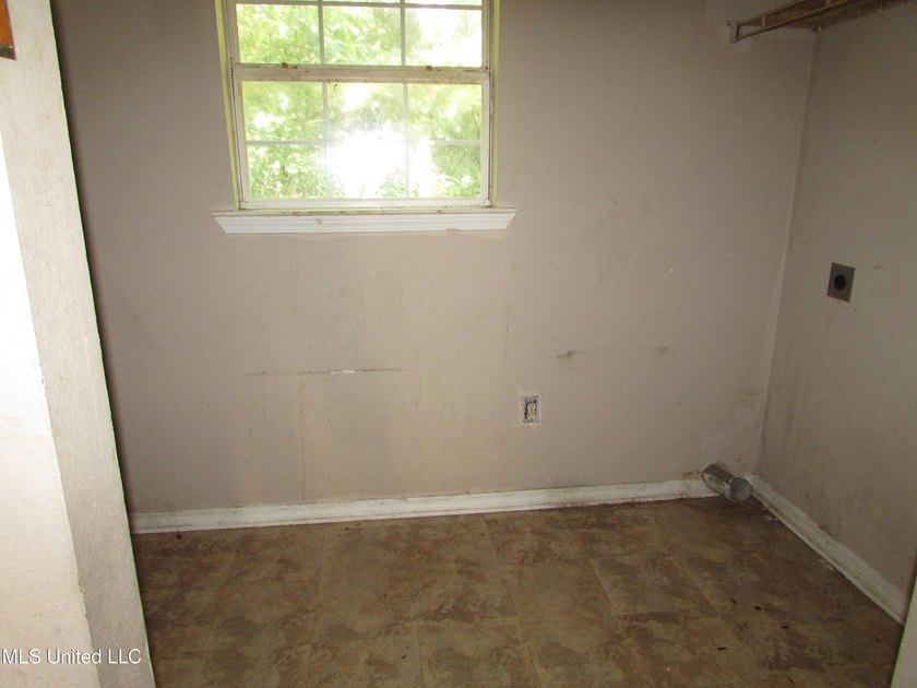 Great investment potential. 3/2 on each side. One side rented - photo 8
