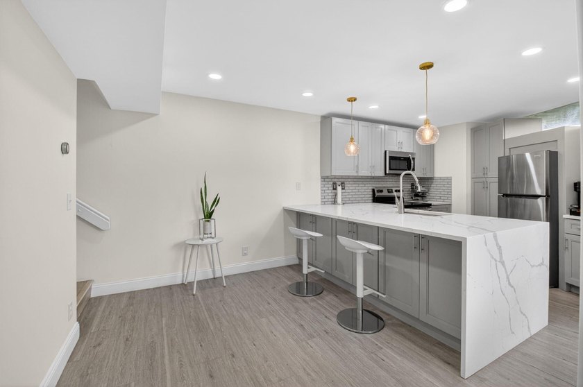 Beautiful and elegant 2-bedroom, 2.5-bath townhome in one of the - photo 9