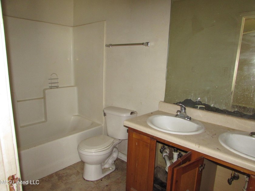 Great investment potential. 3/2 on each side. One side rented - photo 10