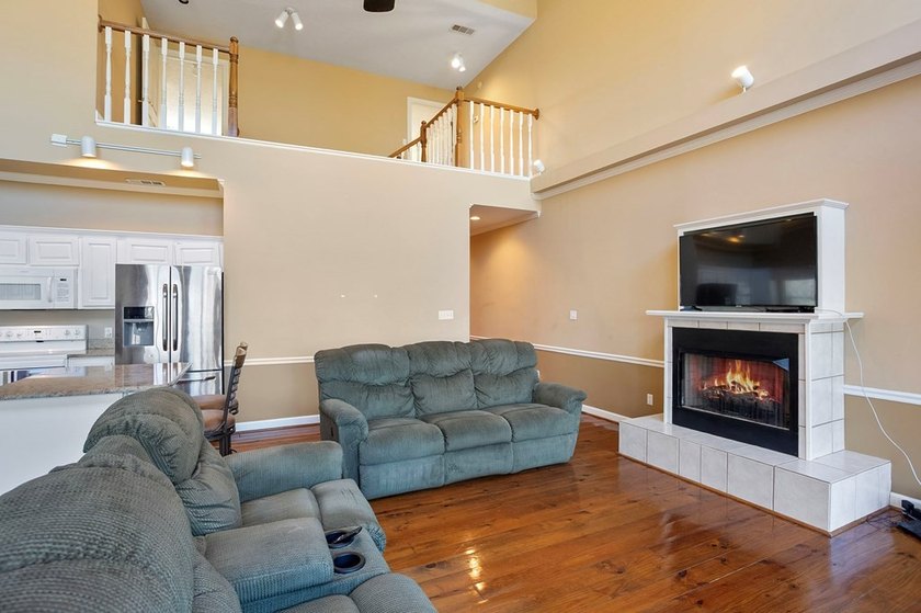 Experience affordable waterfront living on beautiful Lake - photo 4