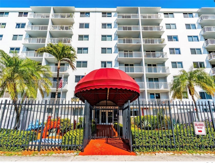 NVESTMENT PRICED TO SELL!!! This beautiful 1/1 + DEN has - photo 3