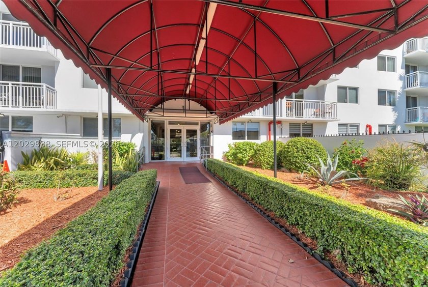 NVESTMENT PRICED TO SELL!!! This beautiful 1/1 + DEN has - photo 5