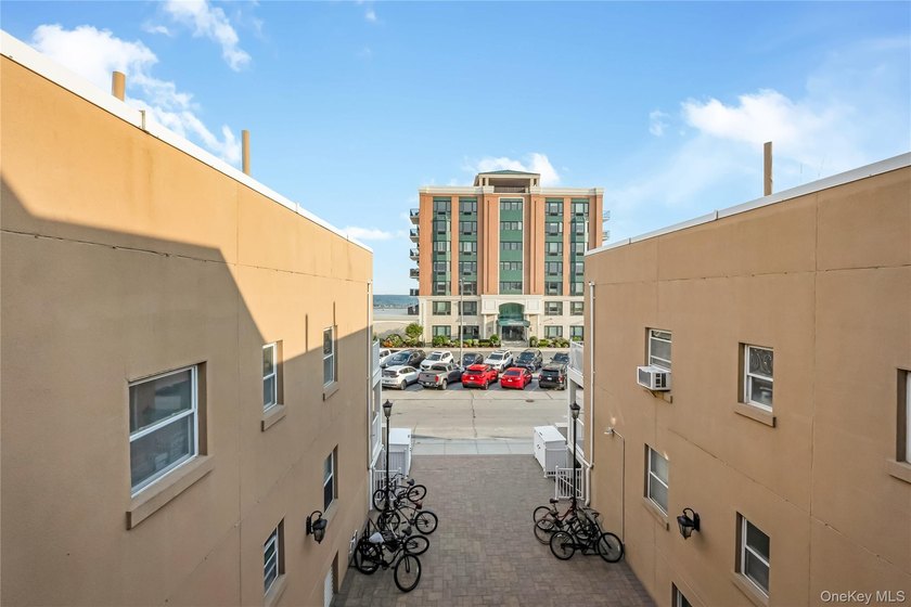 Large, Bright, Top Floor Condo With Oceanviews from the Private - photo 18