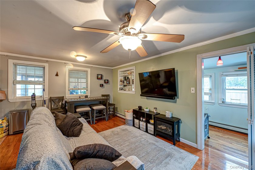 Welcome home to this cute and cozy house! Nestled just 2 blocks - photo 5