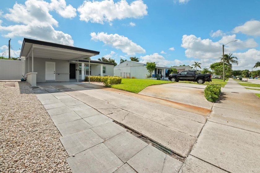 A true 3/2 fully renovated home on one of the best streets in - photo 2