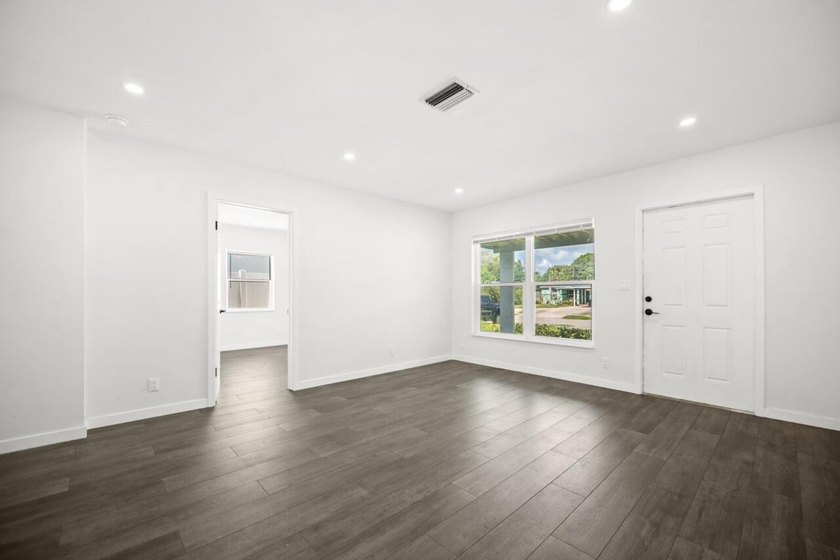 A true 3/2 fully renovated home on one of the best streets in - photo 3