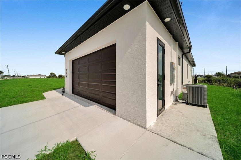 Experience the best of SOUTHWEST FLORIDA living in this stunning - photo 3