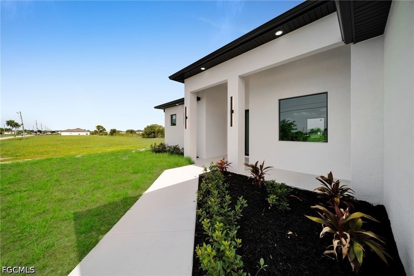 Experience the best of SOUTHWEST FLORIDA living in this stunning - photo 4