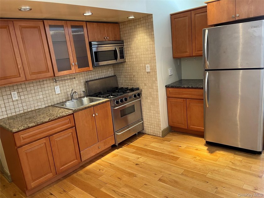 Baydale Co-Op. Renovated 1 Bedroom. Close to Shops, Bus, LIRR - photo 2