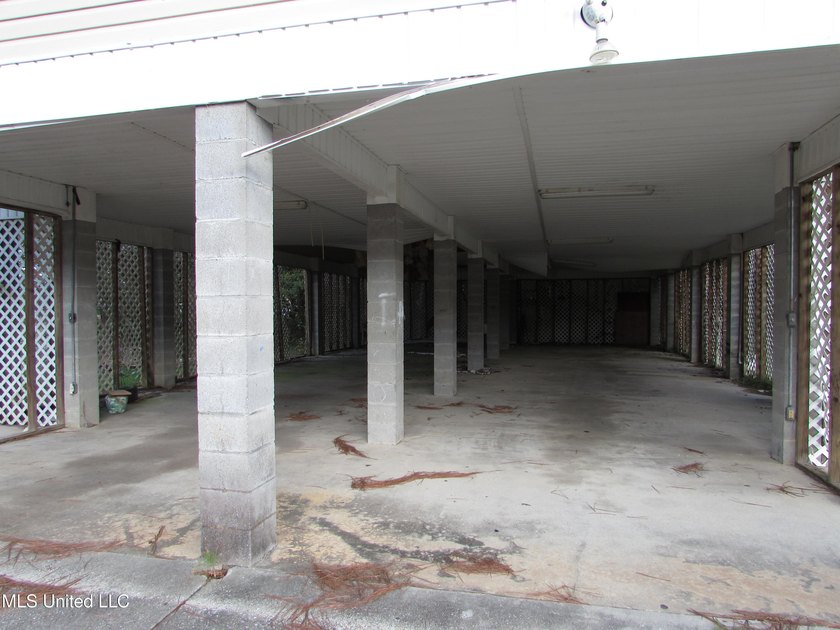 Vacant duplex, 3/2 each side, great investment potential - photo 2