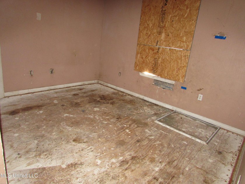 Vacant duplex, 3/2 each side, great investment potential - photo 4