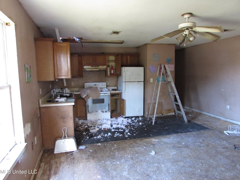 Vacant duplex, 3/2 each side, great investment potential - photo 5