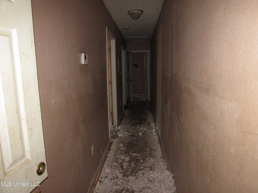 Vacant duplex, 3/2 each side, great investment potential - photo 7