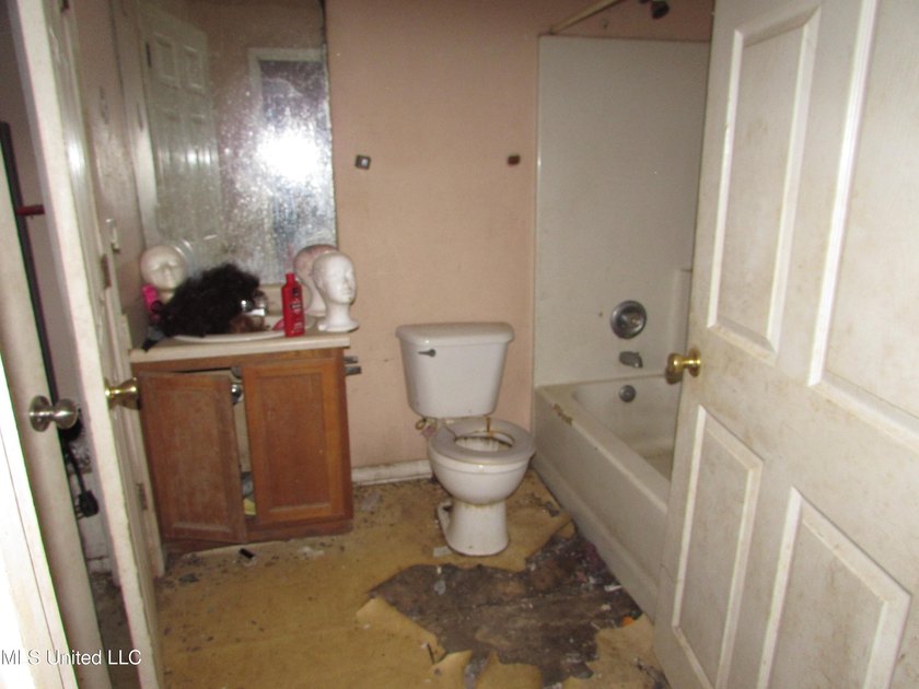 Vacant duplex, 3/2 each side, great investment potential - photo 10