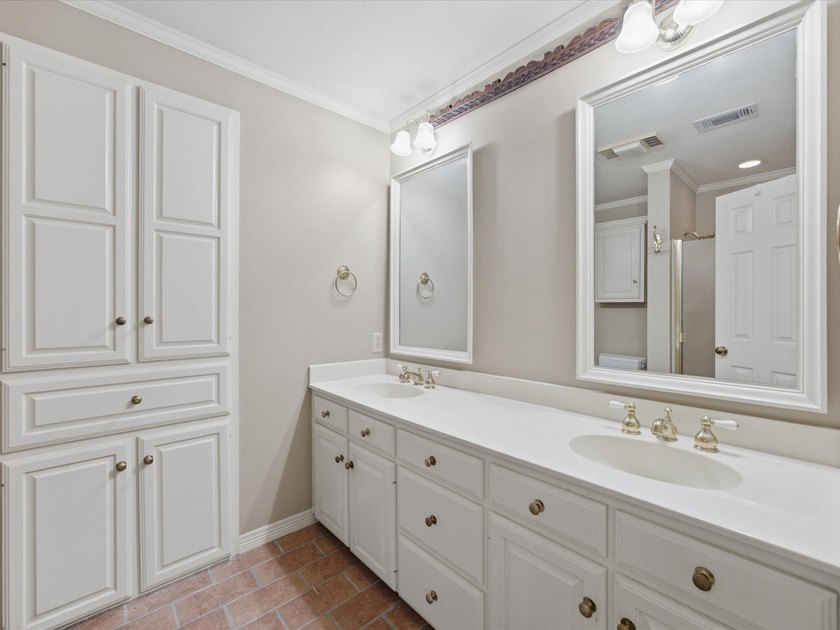 Nestled on over a third of an acre in a quiet cul-de-sac, this - photo 23